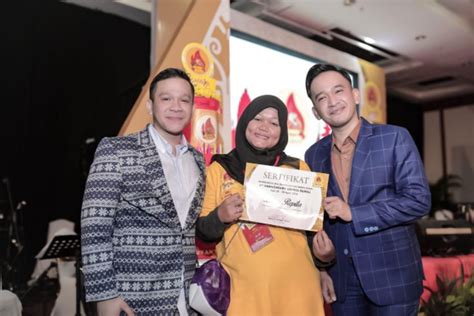 The most famous ayam geprek in indonesia was founded on 17th april 2017 by actors, ruben onsu and jordin onsu. Loyalty Program ala Geprek Bensu Yang Real by Ruben Onsu ...