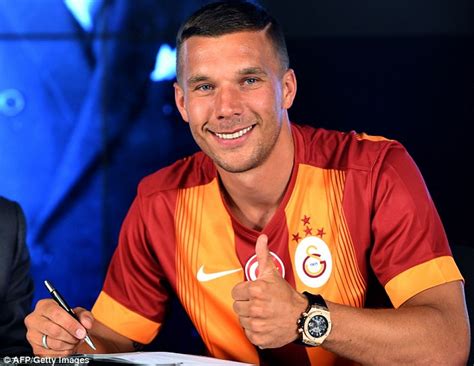 Lebt fernando muslera alleine, hat er eine freundin / frau? Lukas Podolski completes move to Galatasaray from Arsenal ...