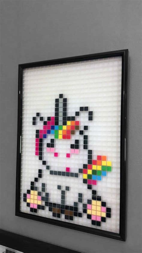 Pixel art d'une licorne multicolore qui court. Licorne Arc-en-ciel - Pixel Art | La Manufacture du Pixel