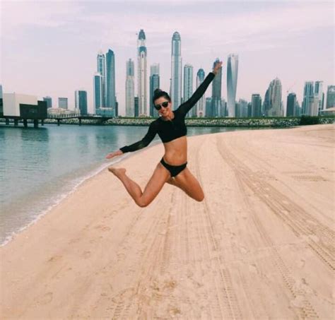 Jest menadżerem sportu, ukończyła studia. Anna Lewandowska