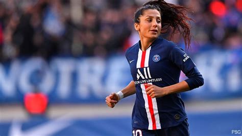 Rien ne prédestinait cette danoise qui a fui clandestinement son pays natal, l'afghanistan, à devenir footballeuse professionnelle. Féminines : Le PSG annonce la prolongation du contrat de ...