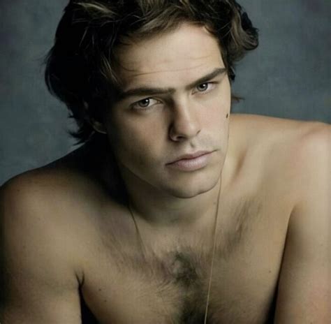 Peter lanzani, el actor que comenzó su carrera con la famosa novela de cris morena casi ángeles, eligió desafiarse y tomar uno de los roles claves de la historia para descubrirse como artista dramático. Peter lanzani en 2020 | Actores, Caballeros, Conjuntos