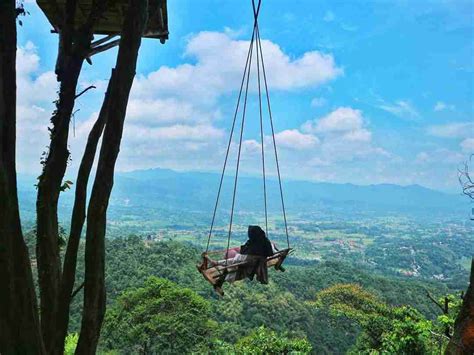 Objek wisata di bogor yang sedang hits dan wajib dikunjungi. LimaKaki: Ini Dia Penampakan Puncak Mustika Manik Bogor ...