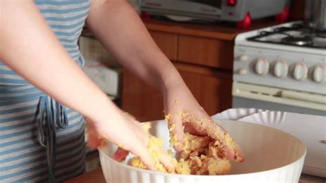 Questa è la ricetta semplice per preparare il panettone tradizionale fatto in casa farcito con uvetta e canditi, ingredienti del panettone classico. Passatelli: la ricetta tradizionale di Nonna Maria - YouTube