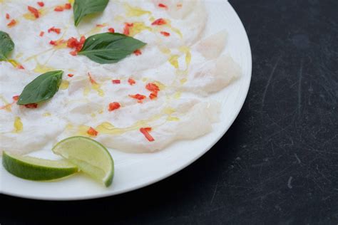 Det er nesten flaut å få så mye skryt for en rett som er så kjapp og enkel å lage… Carpaccio av kveite med kokos og lime
