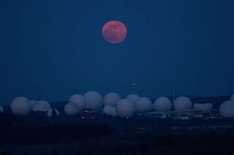 Images de la super lune rose, plus grosse pleine lune de l'année 2020, vue depuis donja la super lune rose du 8 avril 2020 est une lune de manifestation. Ce week-end, une "Lune rose" a illuminé le ciel
