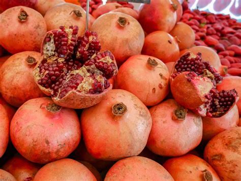 Eine reife frucht liegt schwer in der hand. Wann ist der Granatapfelbaum winterhart? Alles zur ...