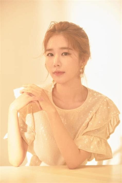 Get all the important details about who the. Yoo In Na Confirmed to Join Jisoo and Jung Hae In in New ...