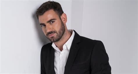 Νίκος θέμελης, «η αφήγηση του αρχιμάστορα». ΝΙΚΟΣ ΠΟΛΥΔΕΡΟΠΟΥΛΟΣ: Το βιογραφικό και η ηλικία του