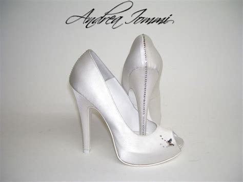 Dai tacchi a spillo altissimi ai modelli bassi per il massimo comfort, la nostra selezione è perfetta per qualsiasi cerimonia. Open Toe Platform da Sposa con Swarovski Tacco 12.5 cm www ...