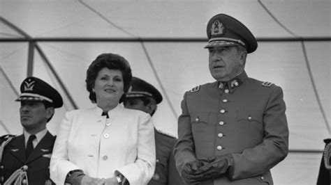 A sus 90 años, lucía hiriart vive sola y enclaustrada y no se sabe casi nada de ella un libro desvela la influencia política que ejerció sobre. La tortuosa relación de Lucía Hiriart y Augusto Pinochet ...