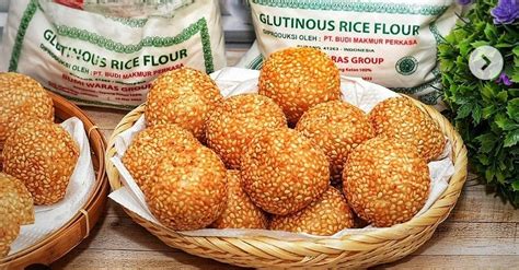 Yuk siapkan dahulu bahan bahan pembuat onde onde. Cara Membuat Onde Onde agar Tidak Keras, Enak Diisi Kacang ...