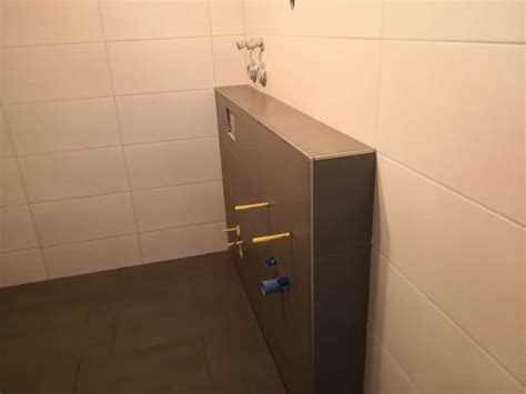 Albert und manne fugen noch den letzten wohnzimmerboden für diese. Badewanne Mit Ablage Fliesen