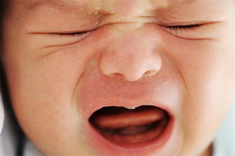 Sie müssen mit ihrem kleinen durch diese schwere zeit. Zahnen: wenn das Baby die ersten Zähne bekommt - häufige ...