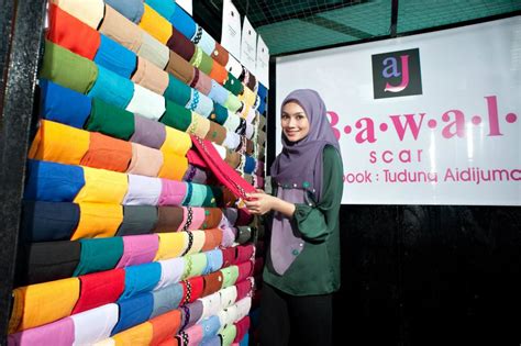 Tudung akan kelihatan seperti di dalam gambar setelah anda selesai membetulkan dan mengemaskan bahagian dalam tepi tudung di. Idahara Blog: Gambar | 6 Jenis Gaya Tudung Bawal oleh ...