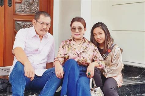 Bambang pun kembali bersanding dengan halimah. Bu RT Sampai Angkat Bicara, Tetangga Mayangsari Bongkar ...