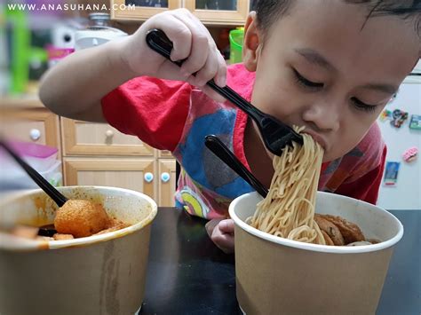 More than 20 types of fishcake and meatballs are available, you can even enjoy it with udon or shabu mee! FamilyMart Prima Sri Gombak Kini Dibuka - Ana Suhana