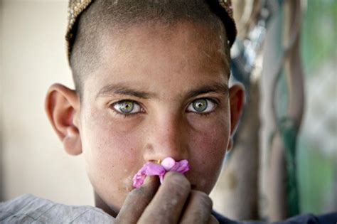 Kelime anlamı olarak 'erkek oyunu' anlamına gelen bacha bazi aslında bir afgan geleneği. Bacha Bazi: jongens moeten zich verkleden als vrouw en ...