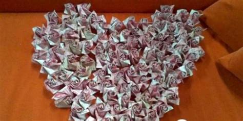 Cara membuat money cake : Pria ini lamar kekasihnya dengan 999 mawar dari uang ...