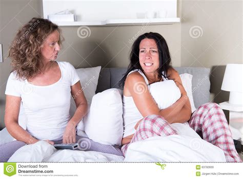 Der rosenkavalier soll gleich mit zwei kandidatinnen im bett gewesen sein. Zwei Attraktive Frauen, Die Einen Konflikt Im Bett Haben ...