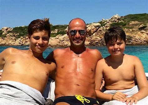 Simona ventura col fidanzato giovanni terzi e i figli caterina e giulio (diva e donna). Stefano Bettarini, vacanza con i figli - Gossip.it