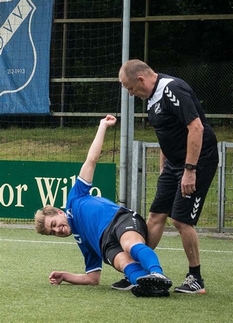 En met het geld van de broers cees en klaas molenaar hoge. Jos Derksen houdt vakantievierende voetballers fit ...