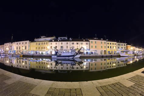 Lento canale urbano con capanni qua e là su palafitte e le case stan ritte tenendosi per mano. Porto canale by night | Cesenatico | fil.nove | Flickr