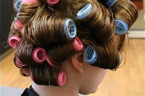Place a velcro roller at the end and press the roller into the hair. How to Use Velcro Rollers for Fine Hair in 2020 | Velcro ...