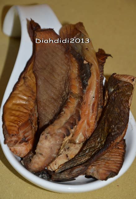 Dalam bisnis mangut ini sehari pesanan ikan mangut bisa mencapai 500 kg bahkan kalau sedang ramai pesanan bisa mencapai 600 sampai 800 kg. Mangut Ikan Tanpa Santan / Resep Mangut Ikan Pe Pari Asap ...