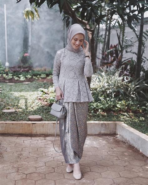 Usahakan untuk tidak memilih dress brokat yang memilliki banyak payet sehingga tubuh anda tidak terkesan penuh. Ootd Kondangan Hijab Brokat - Hijab Casual