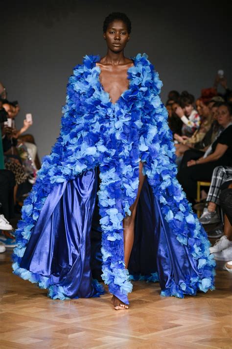 Jag tror jag hellre hört mer ingående om processen att designa kläder. Selam Fessahaye Stockholm Spring 2019 Fashion Show ...