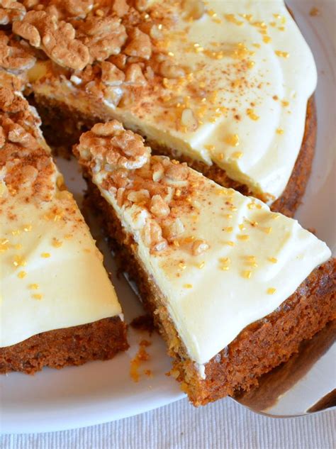 Er ist süß, aber durch das ahornsirup auch ungewohnt würzig. Walnuss-Karotten-Kuchen mit Orangen-Ahornsirup-Creme ...