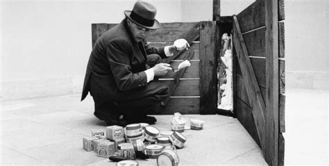 Kein leichtes erbe, denn beuys hatte ein umfangreiches werk geschaffen, skulpturen, zeichnungen, installationen und performances. Beuys | Amherst Cinema