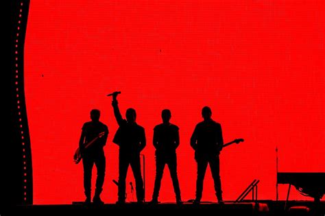 The band's lead singer, bono, has become quite prominent in charity movements and has been nominated for the nobel peace prize. U2 mostra como uma ótima banda pequena torna-se enorme e ...