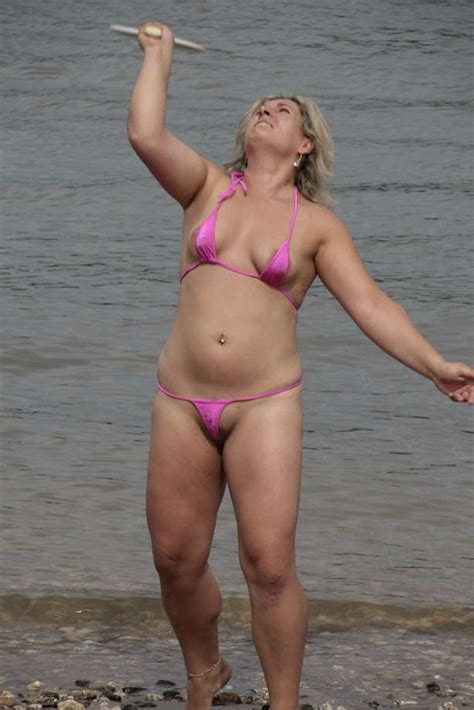 Cougar en rut mature masturbation. Une mature blonde joue sur la plage avec son mini bikini ...