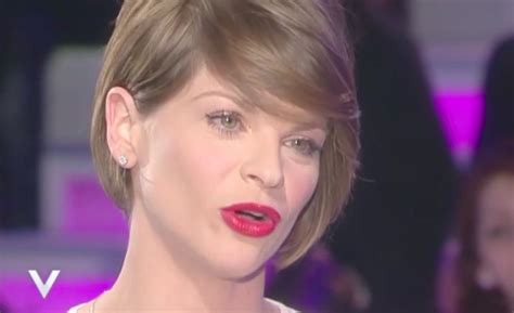 Un taglio corto come quello di alessandra amoroso è adatto a chi ha il viso ovale o a forma di cuore, con lineamenti regolari e minuti, senza sproporzioni o particolari difetti da. Alessandra Amoroso: "Felice di sostenere le Unioni gay ...