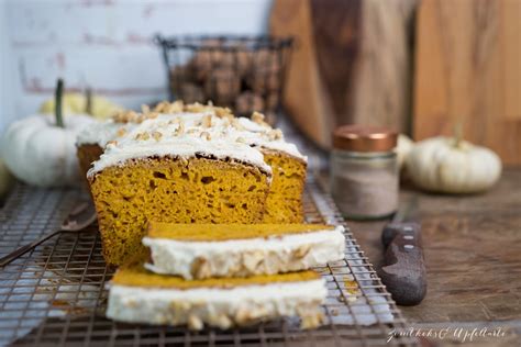 Starting from the bottom of the cake, pipe icing around the edge, trying to keep even pressure on the bag so that the layer of icing is even. Pumpkin Pound Cake - saftiger Kürbiskuchen mit Frischkäse ...