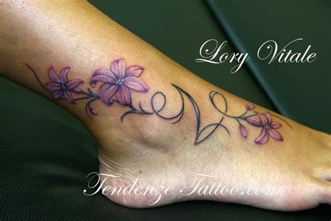 I tattoo con fiori sono tra i tatuaggi femminili piu richiesti eleganti e raffinati si prestano a realizzare tanti disegni diversi dai tatuaggi con rose piccole e delicate ai tatuaggi con. Pin su tattoos Lory vitale