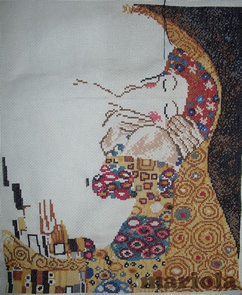 Na pierwszy rzut oka widzimy mieniącą sie złotą plamę , lecz gdy dłużej sie przyjżymy obraz przedstawia zatraconą w miłosnym objęciu parę, tuż na skraju ukwieconej łąki. Haft i Patchwork: Pocałunek Gustava Klimta (2)