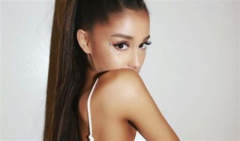 From her angelic voice to her gorgeous hair and beauty, ariana grande is one of the most famous and talented singers of the recent times. Вистински блам: Ариана Гранде има нова тетоважа, но тату ...