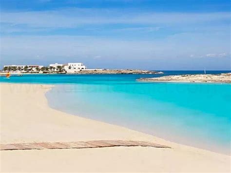A soli 100 metri dalla spiaggia e circondato da tutti i tipi di servizi (ristoranti, supermercati, negozi, locali per il tempo libero e noleggio auto, bancomat, ecc.) Es Pujols Formentera - CharterAlia Alquiler barcos Ibiza