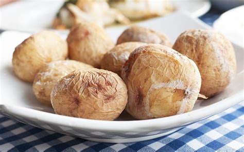 Se denomina papas arrugadas a un modo de cocinar las papas, característico de las islas canarias. Papas arrugadas, receta tradicional de las Islas Canarias ...