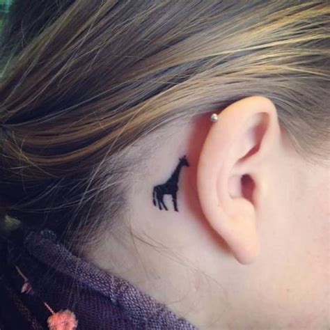 Tetování za ucho také znamená, že se vám líbí malé detaily. Galerie: 40 cool nápadů na tetování za ucho | Elle.cz