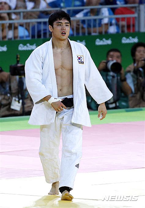 He learns judo at the sports centre. 한국 유도 어쩌다…16년 만에 '노골드' 위기 - 조선닷컴 - 스포츠 ...