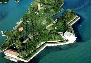 It overlooks the canal of santa chiara, close to piazzale roma. Il Forte di Sant'Andrea - Isola Delle Vignole