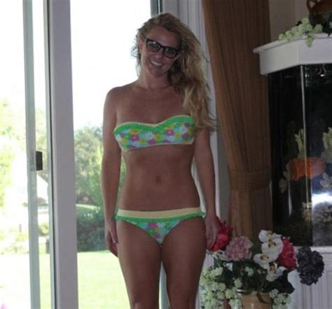 In, liz, lingerie, honey, masturbates. غرائب و عجائب الدنيا: بريتني سبيرز تكشف بطنها المشدود ...