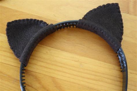 This cat ears headband can be dressed up or down—wear it with a simple black shirt to dress up for your workday or pair it with a slinky black dress for going out on the town. How to make cat ears | Halloween | Pinterest | Cat ears ...