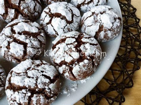 I biscotti al cioccolato, insieme a quelli classici, sono i più semplici da preparare ma hanno un sapore unico ed inimitabile che li rende tra i più ambiti per i più golosi. Biscotti al cioccolato morbidi. Ricetta passo passo ...