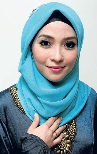 A form of the hijab worn in malaysia. Tudung2u: Gaya Pemakaian Tudung Bawal Terkini