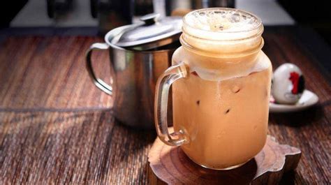 Sesuai dengan namanya, teh tarik dibuat dengan cara yang tidak kalah unik. Macam Macam Cara Bikin Teh Tarik yang Bikin Ngiler!!!